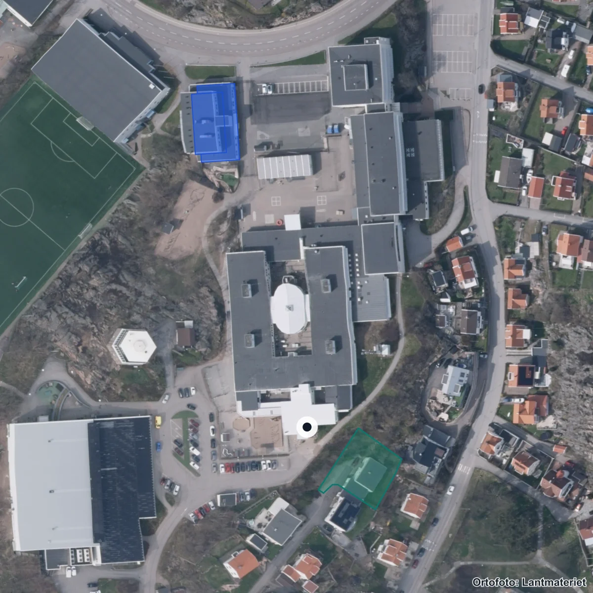Flygbild över Gullmarsskolan f-6, ortofoto från Lantmäteriet