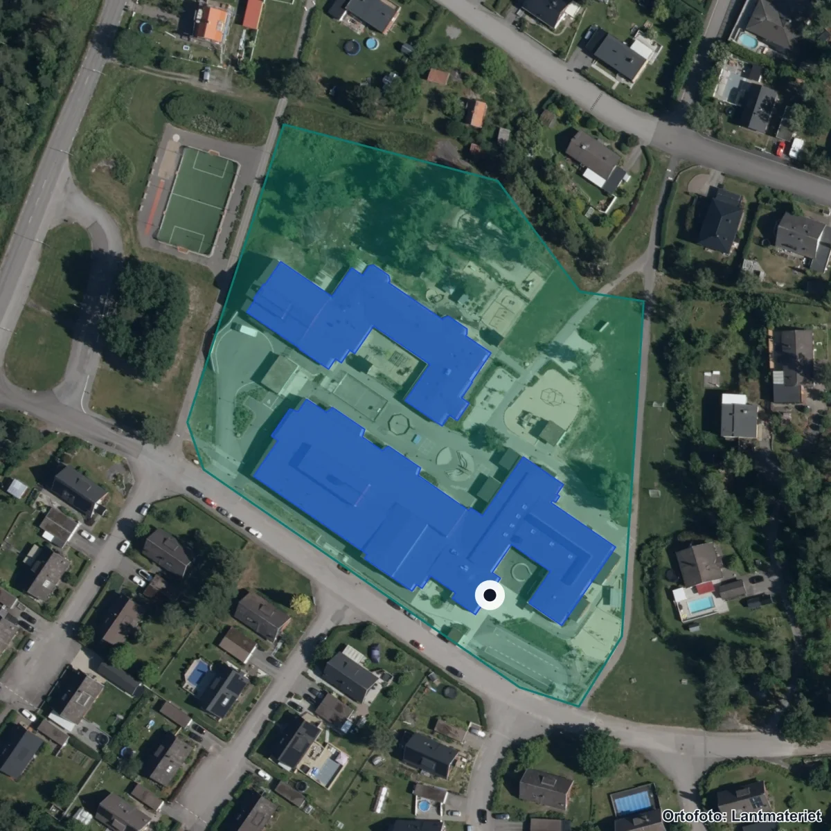 Flygbild över Västra Husby skola, ortofoto från Lantmäteriet