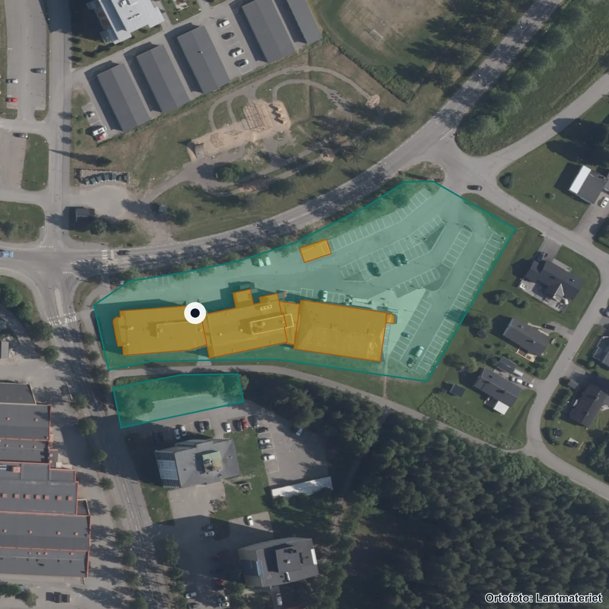 Flygbild över Strandbackens resursskola, ortofoto från Lantmäteriet