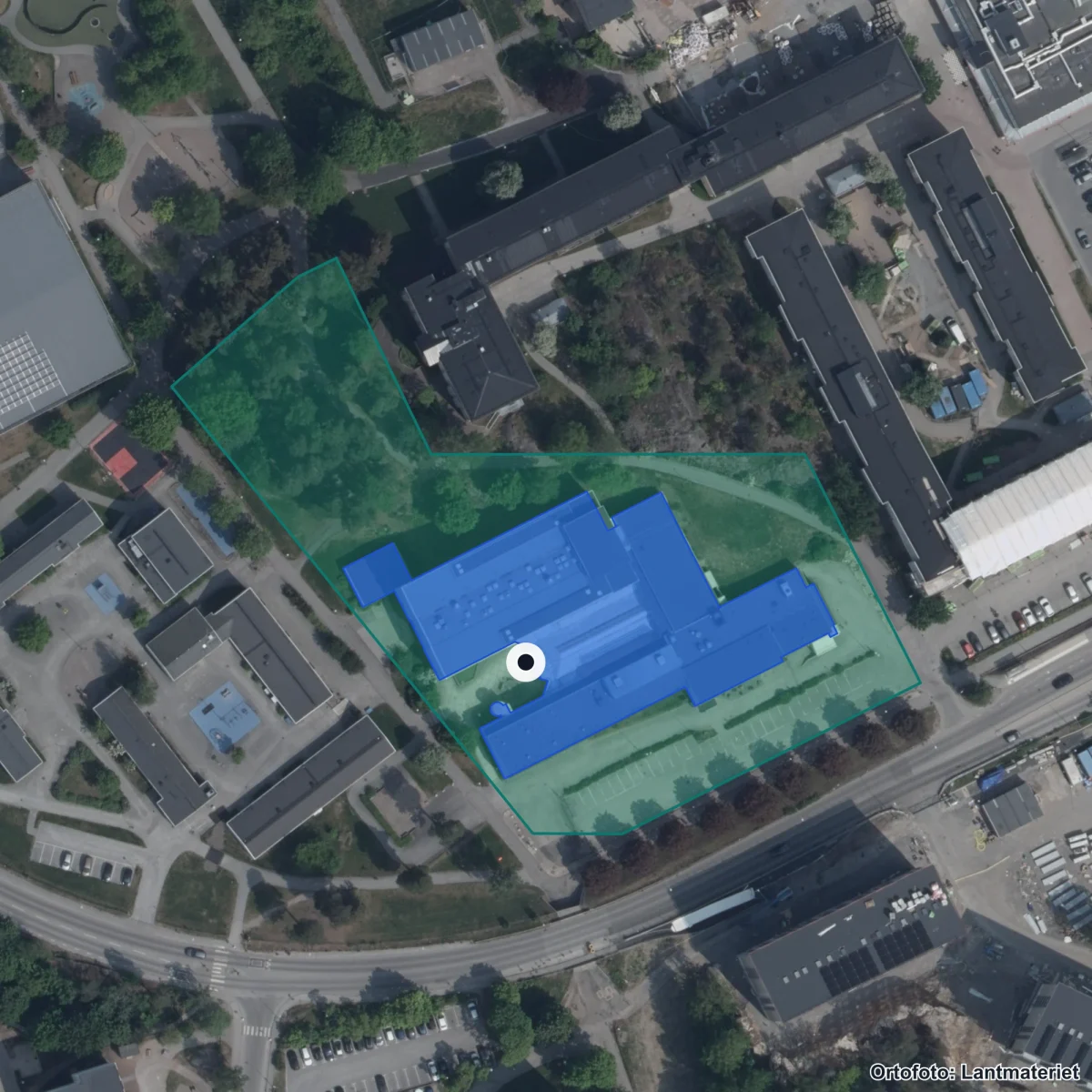 Flygbild över Östra grundskolan, ortofoto från Lantmäteriet