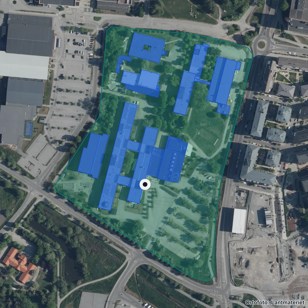 Flygbild över Berghemskolan, ortofoto från Lantmäteriet