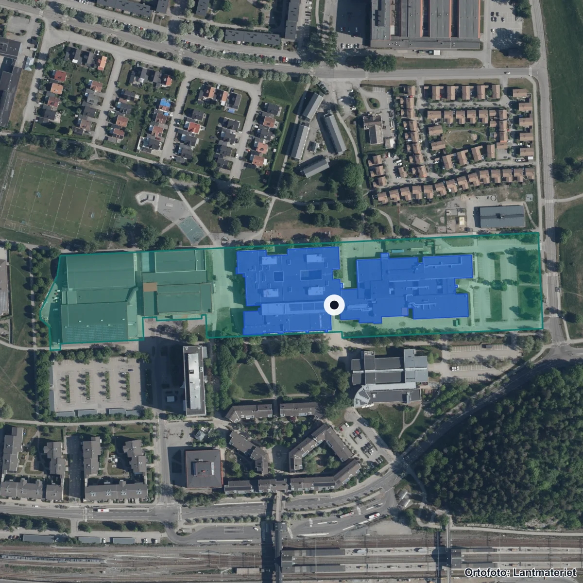 Flygbild över Tumba gymnasium, ortofoto från Lantmäteriet