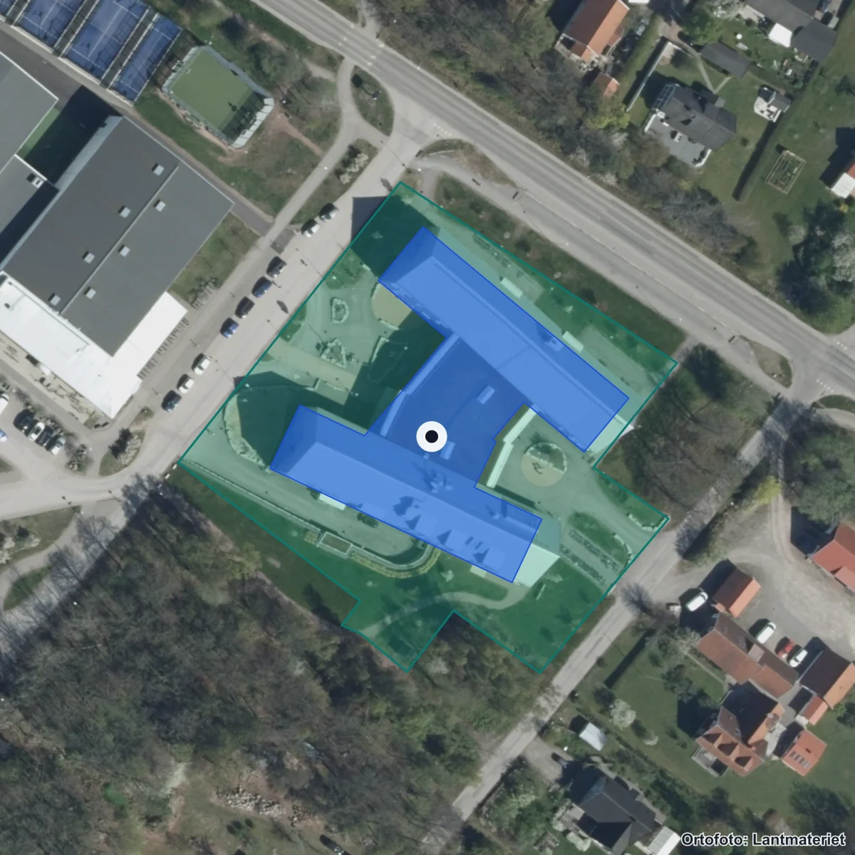 Flygbild över Färjestadens högstadium, ortofoto från Lantmäteriet