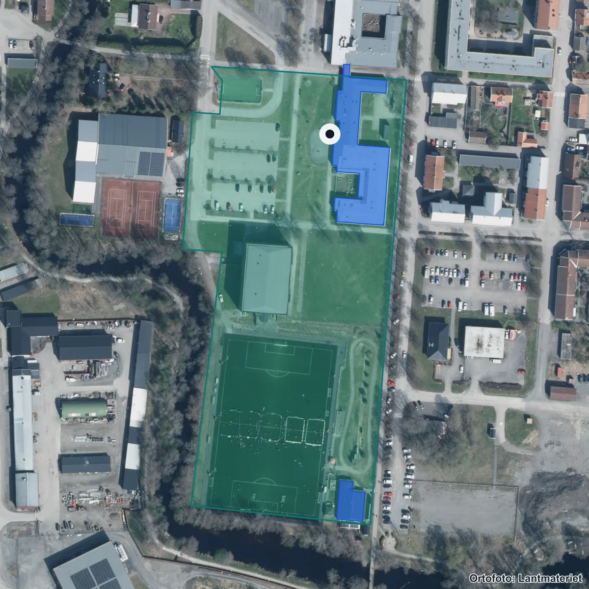 Flygbild över Karlsängskolan, ortofoto från Lantmäteriet