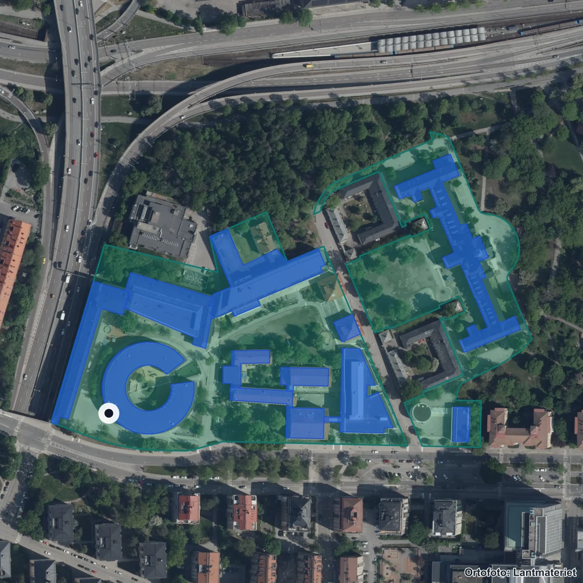 Flygbild över Manillaskolan, ortofoto från Lantmäteriet