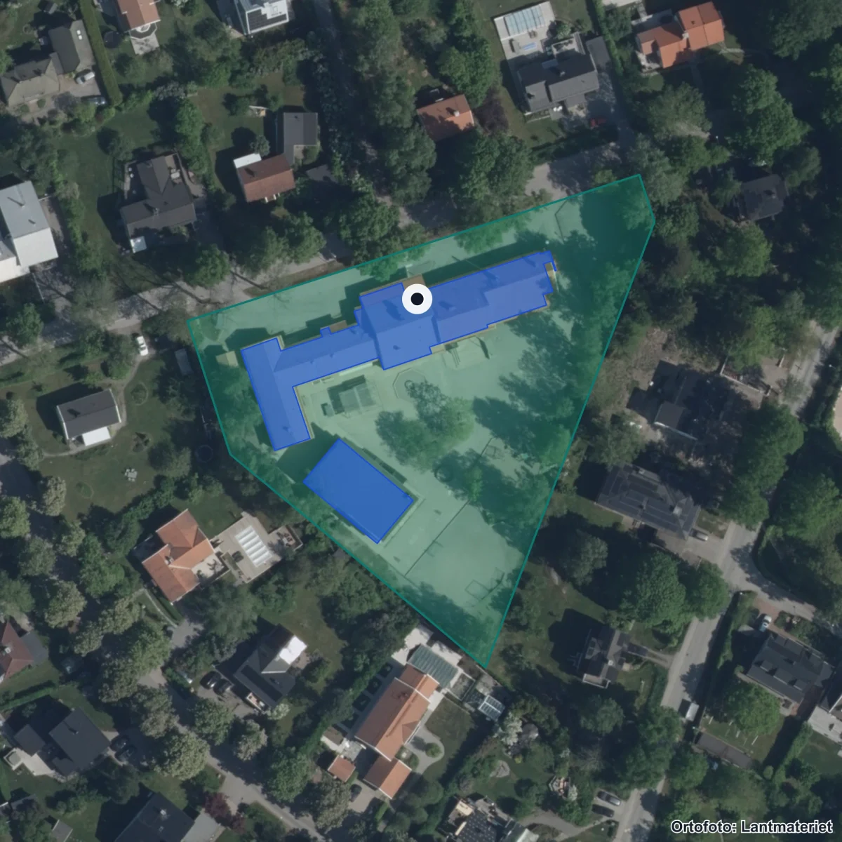 Flygbild över Slottsparksskolan, ortofoto från Lantmäteriet