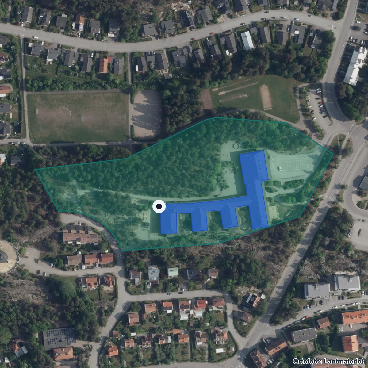 Flygbild över Långbergsskolan, ortofoto från Lantmäteriet