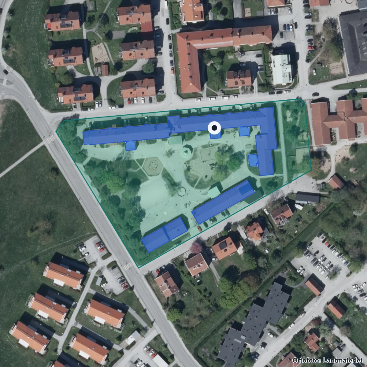 Flygbild över Polhem anpassad grundskola, ortofoto från Lantmäteriet