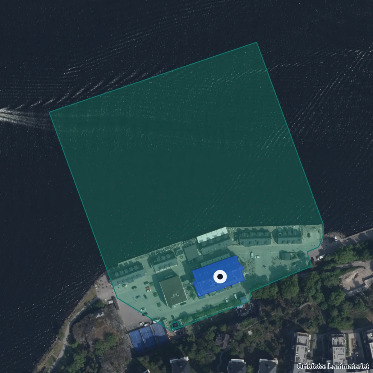 Flygbild över JENSEN gymnasium Nacka Strand, ortofoto från Lantmäteriet
