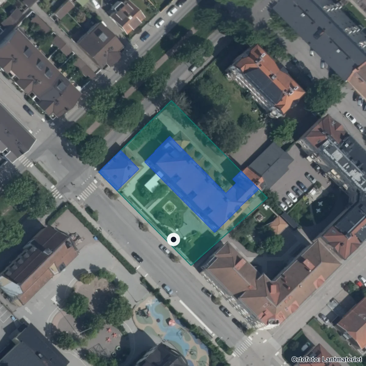 Flygbild över Amerikanska Gymnasiet Uppsala, ortofoto från Lantmäteriet