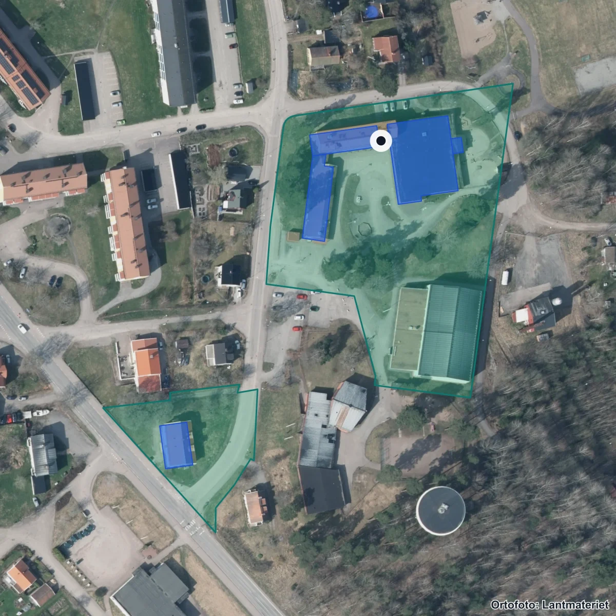 Flygbild över Bäckhammarskolan, ortofoto från Lantmäteriet