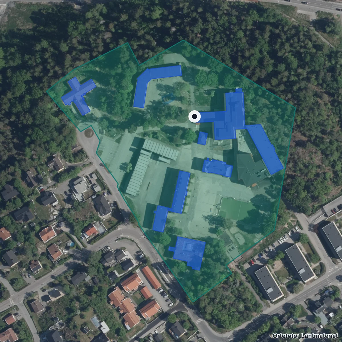 Flygbild över Björkhaga Skola, ortofoto från Lantmäteriet