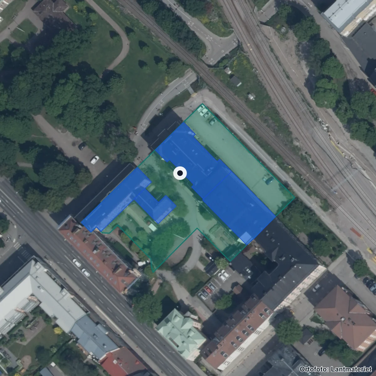 Flygbild över Uppsala estetiska gymnasium, ortofoto från Lantmäteriet