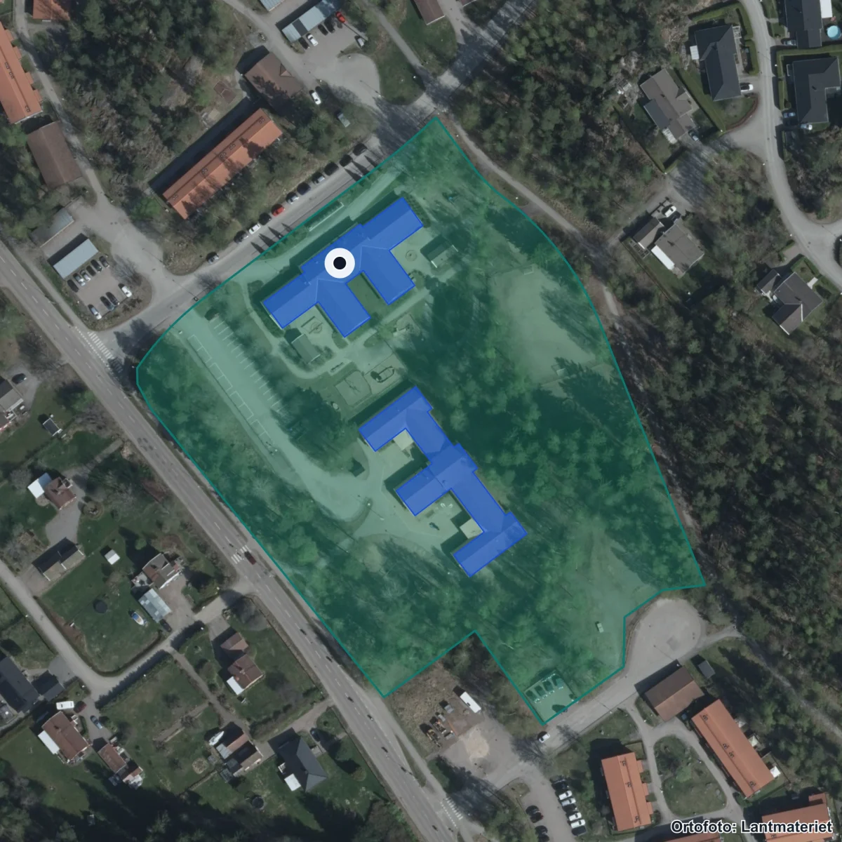 Flygbild över Strandskolan, ortofoto från Lantmäteriet