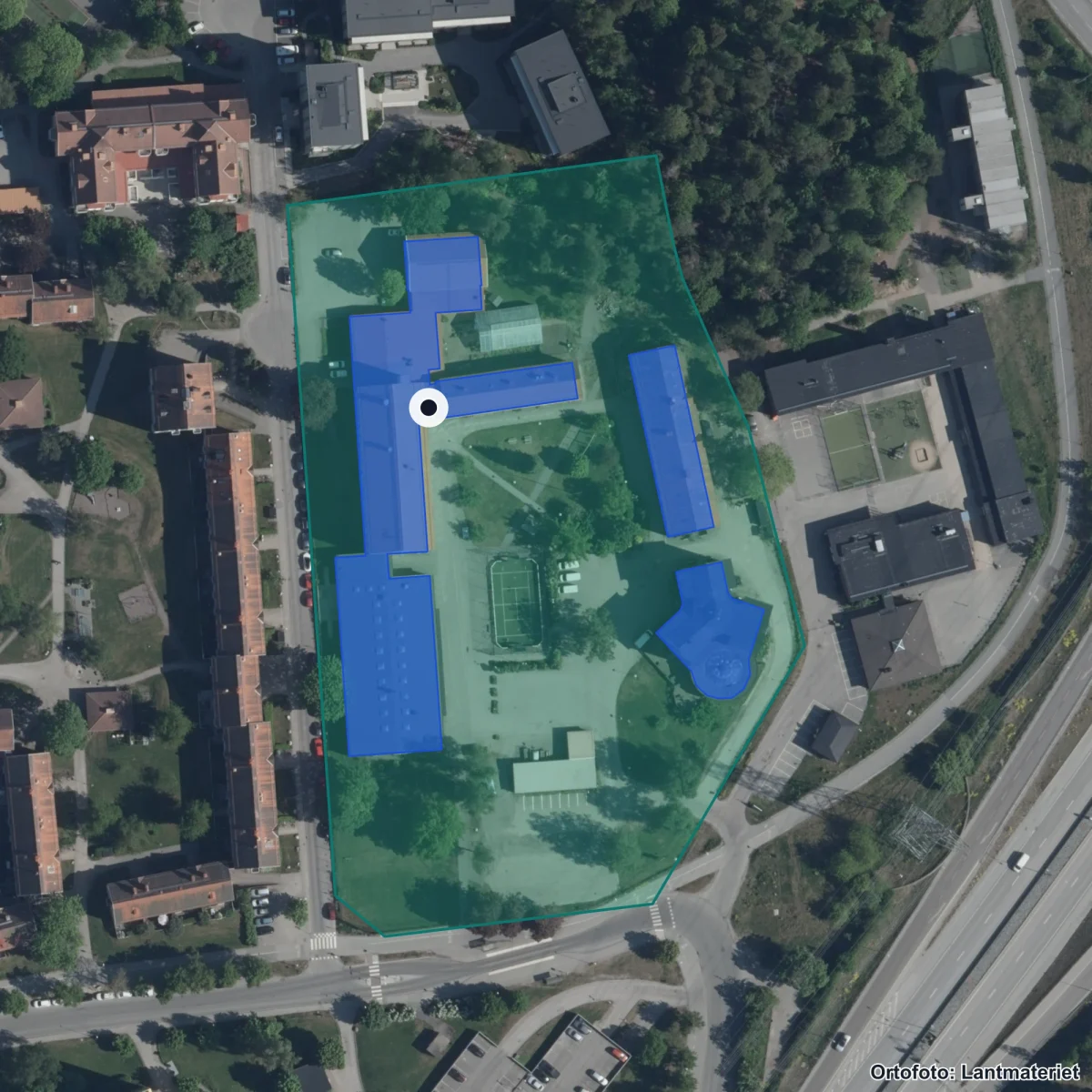 Flygbild över Häggviks Gymnasium, ortofoto från Lantmäteriet