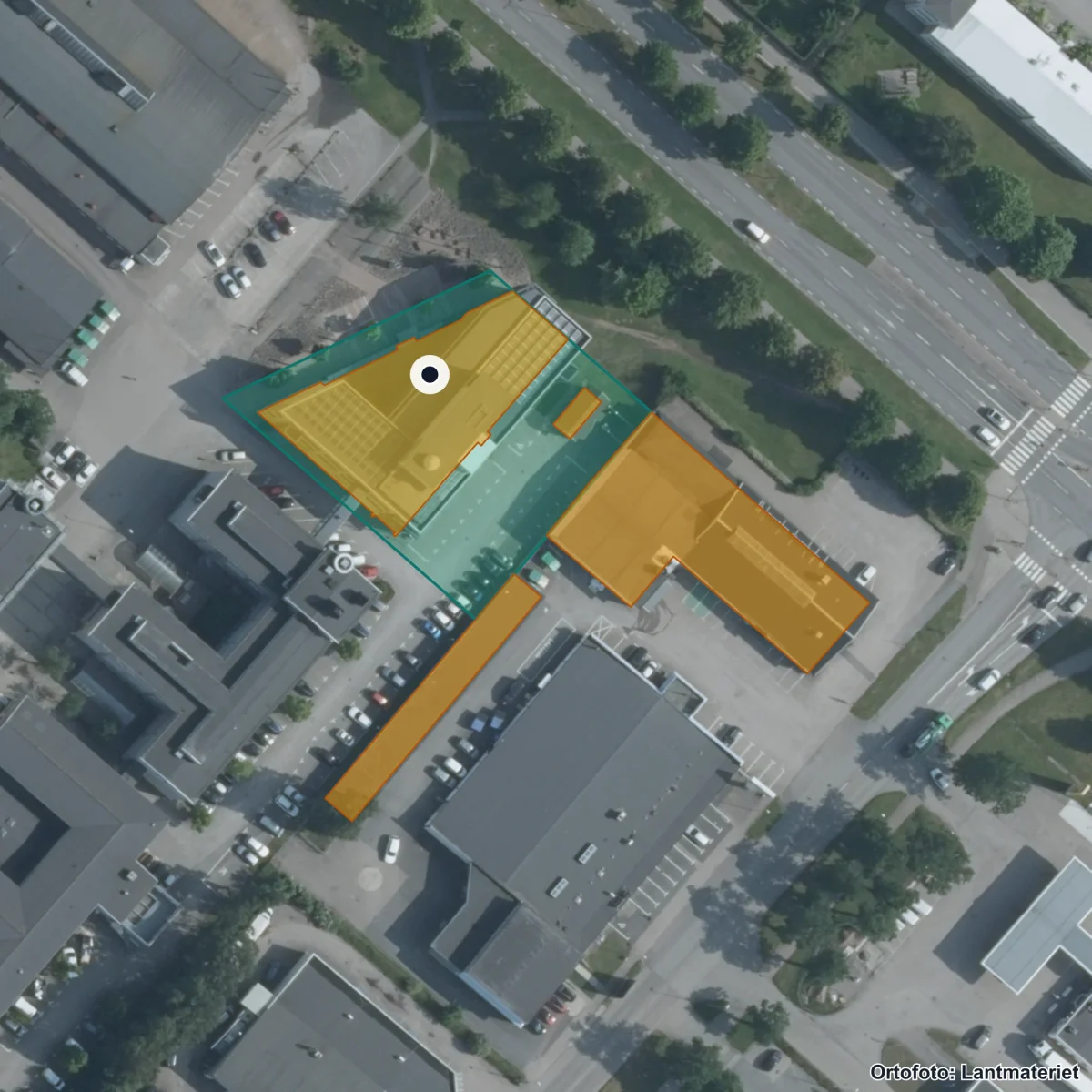 Flygbild över Amerikanska Gymnasiet Halmstad, ortofoto från Lantmäteriet