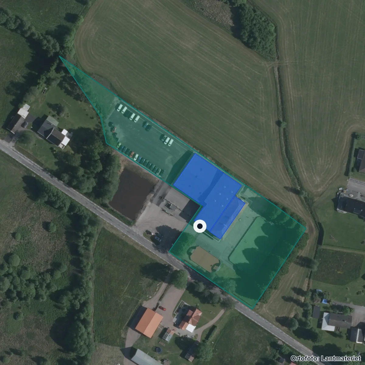 Flygbild över OneSchool Global Nyby Campus Gymnasium, ortofoto från Lantmäteriet