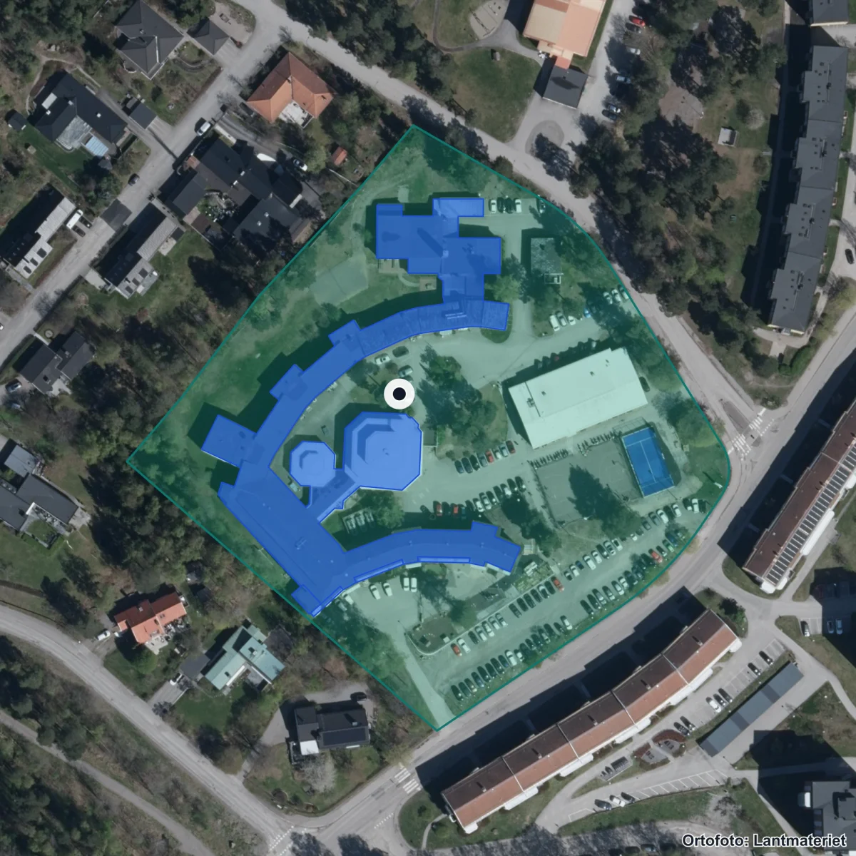 Flygbild över Skvaderns gymnasieskola, ortofoto från Lantmäteriet