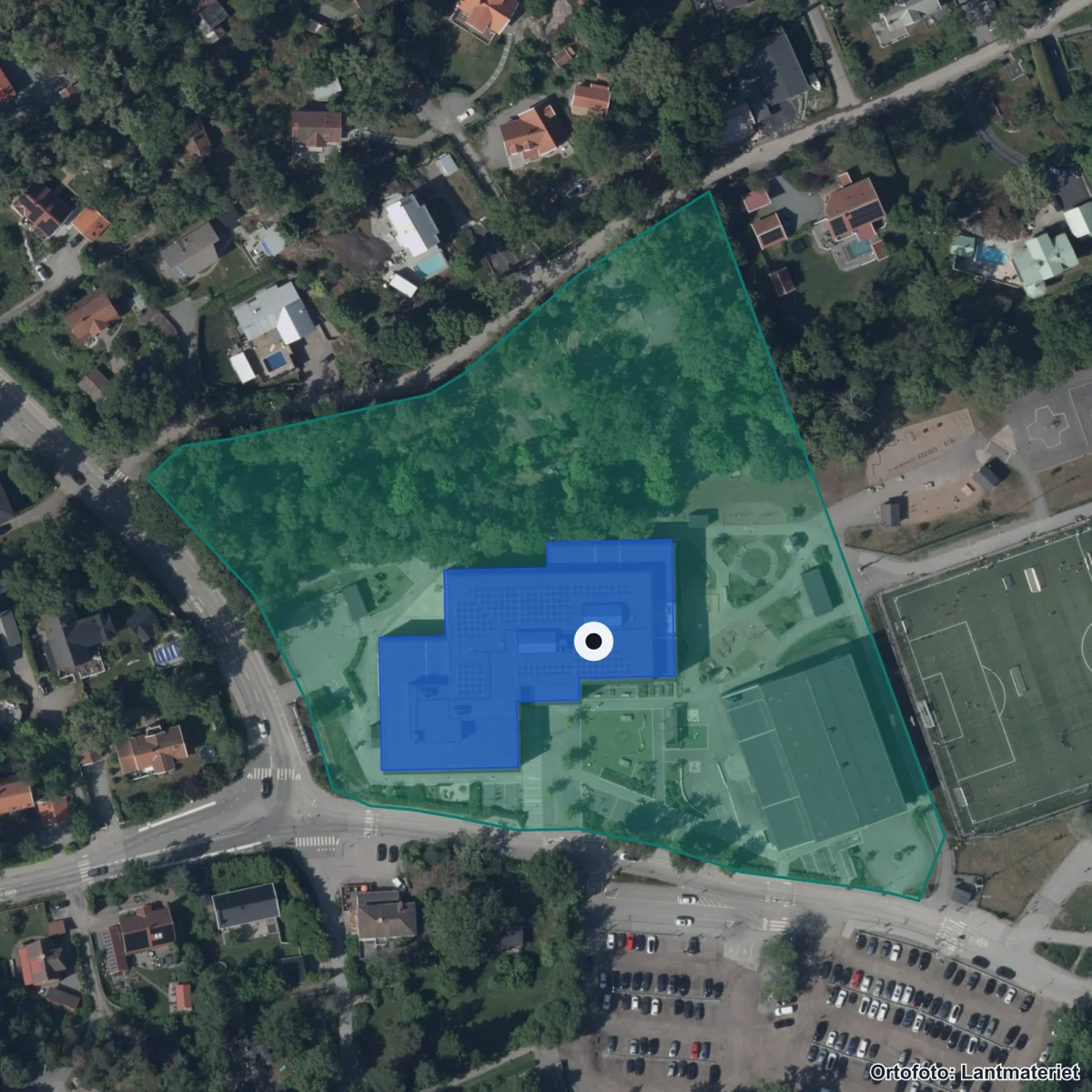 Flygbild över Boo Gårds skola, ortofoto från Lantmäteriet
