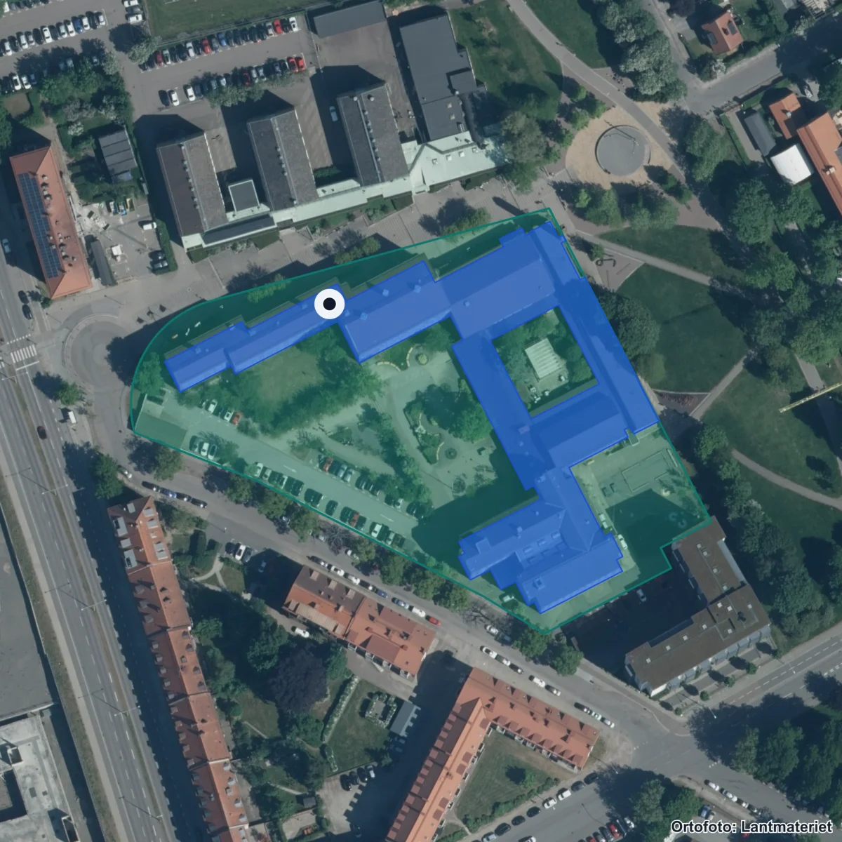 Flygbild över Nicolaiskolan, ortofoto från Lantmäteriet