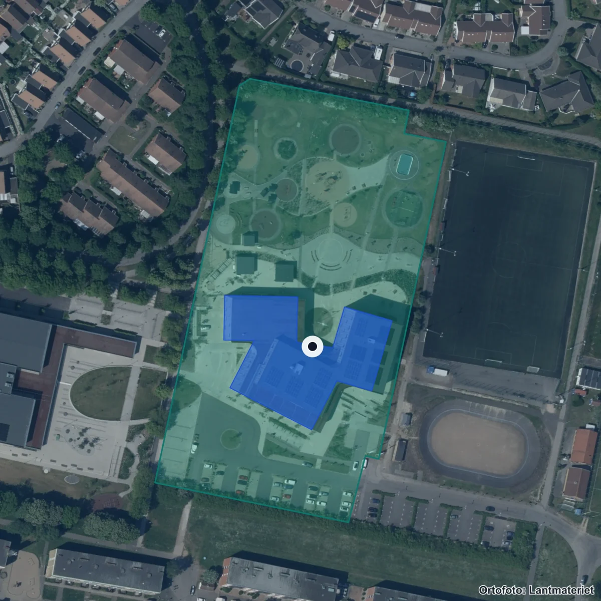Flygbild över Internationella Engelska Skolan Trelleborg, ortofoto från Lantmäteriet