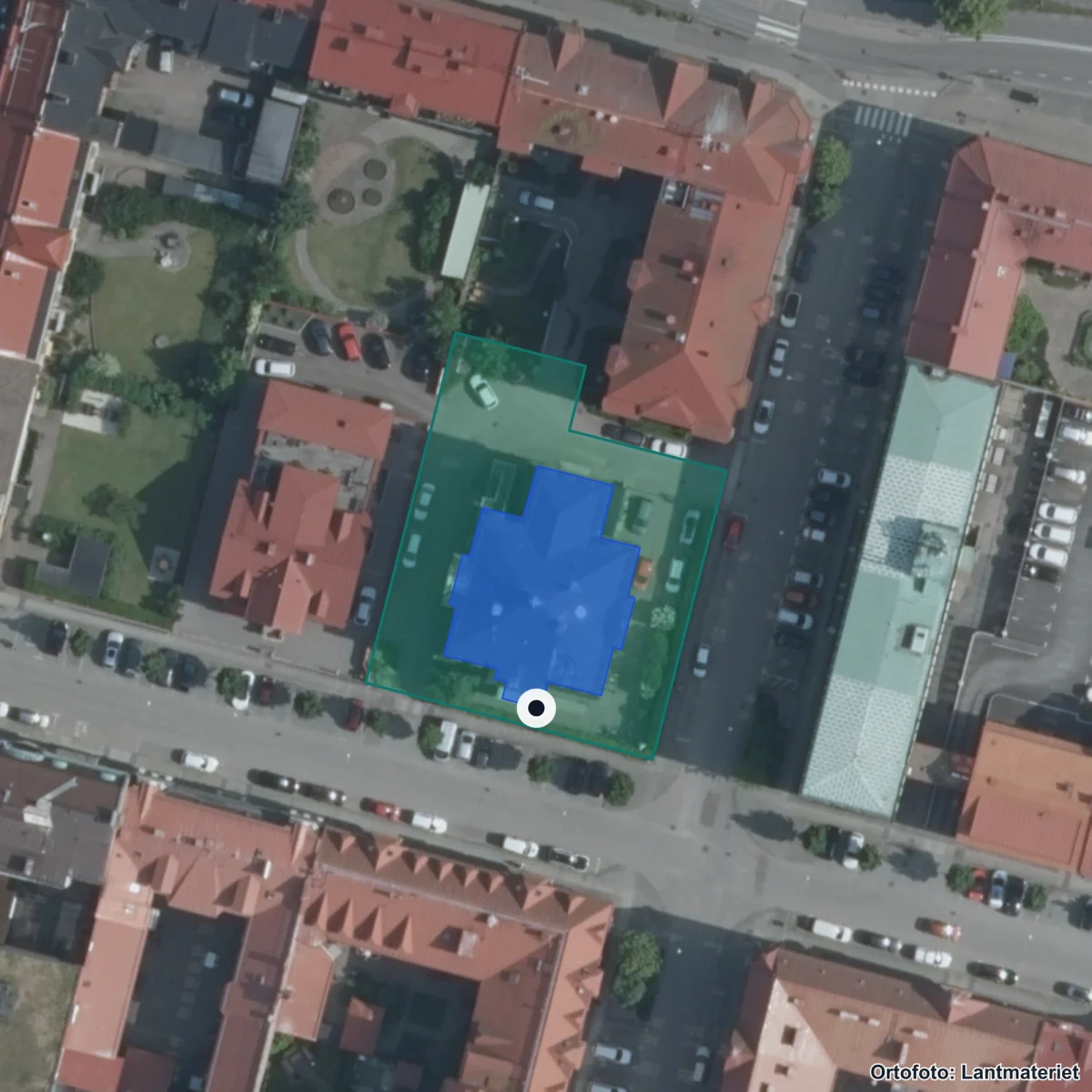 Flygbild över Drottning Blankas Gymnasieskola Halmstad, ortofoto från Lantmäteriet