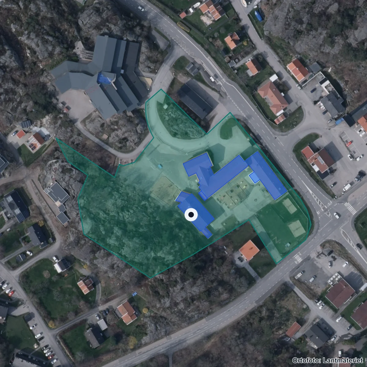 Flygbild över Ellös skola, ortofoto från Lantmäteriet