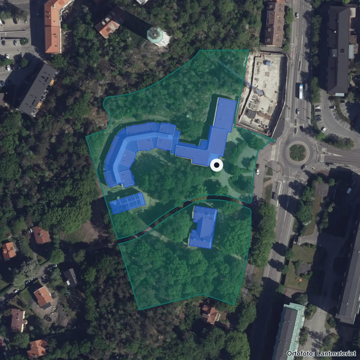 Flygbild över Katolska skolan av Notre Dame, ortofoto från Lantmäteriet