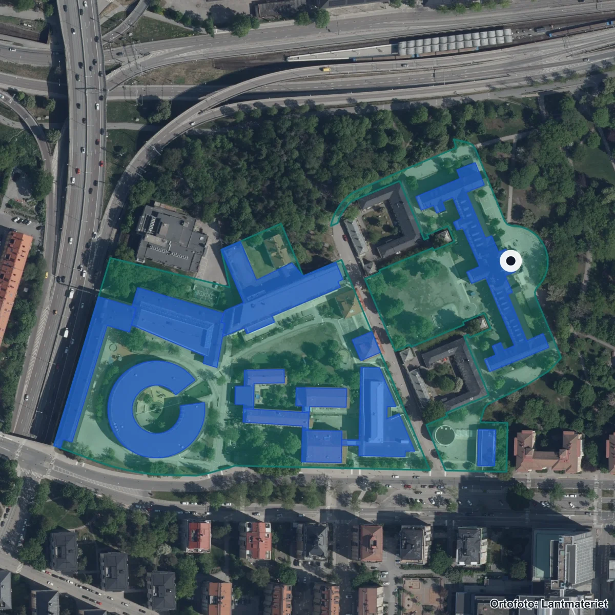 Flygbild över Montessori Mondial Kungsholmen, ortofoto från Lantmäteriet