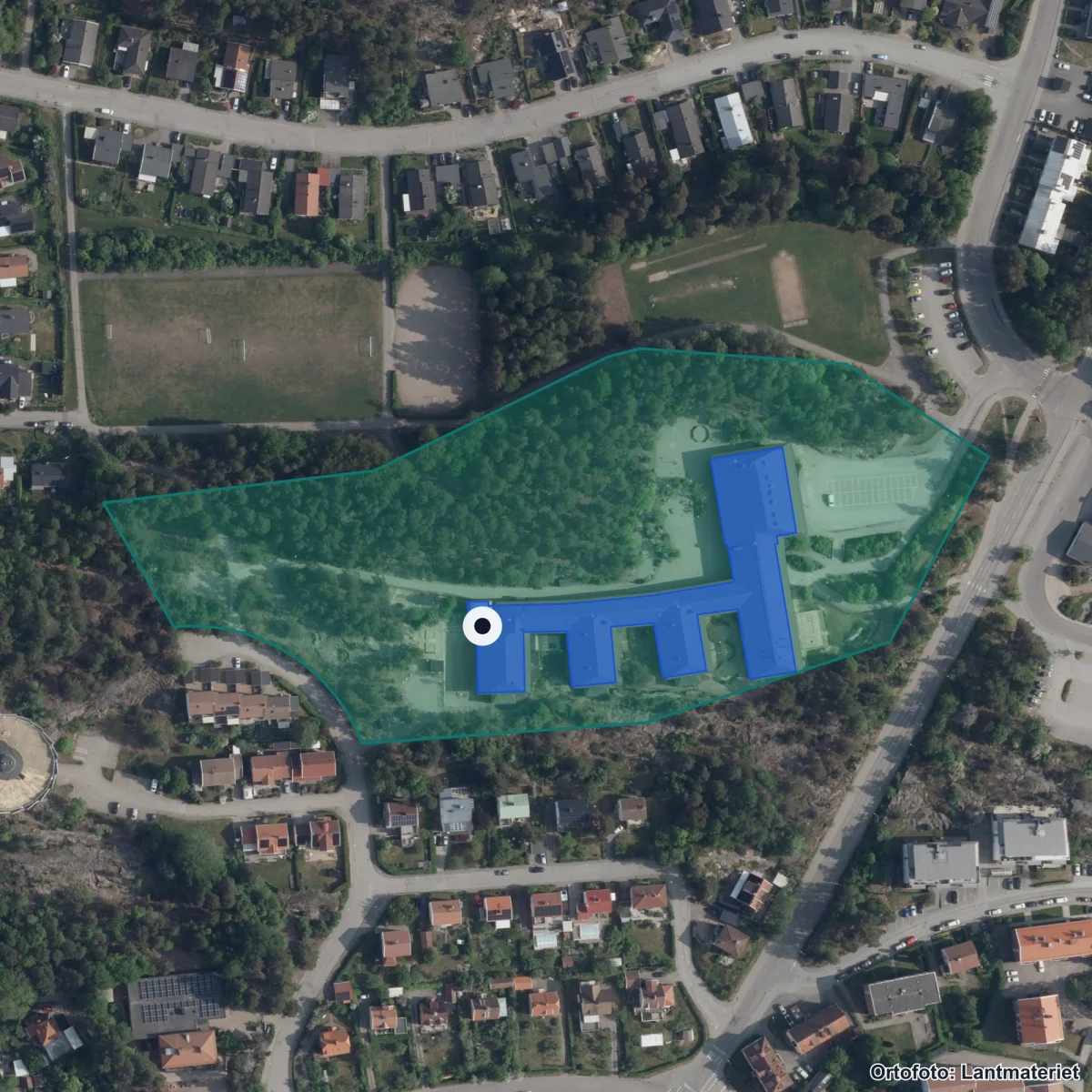 Flygbild över Långbergsskolan Anpassad grundskola, ortofoto från Lantmäteriet