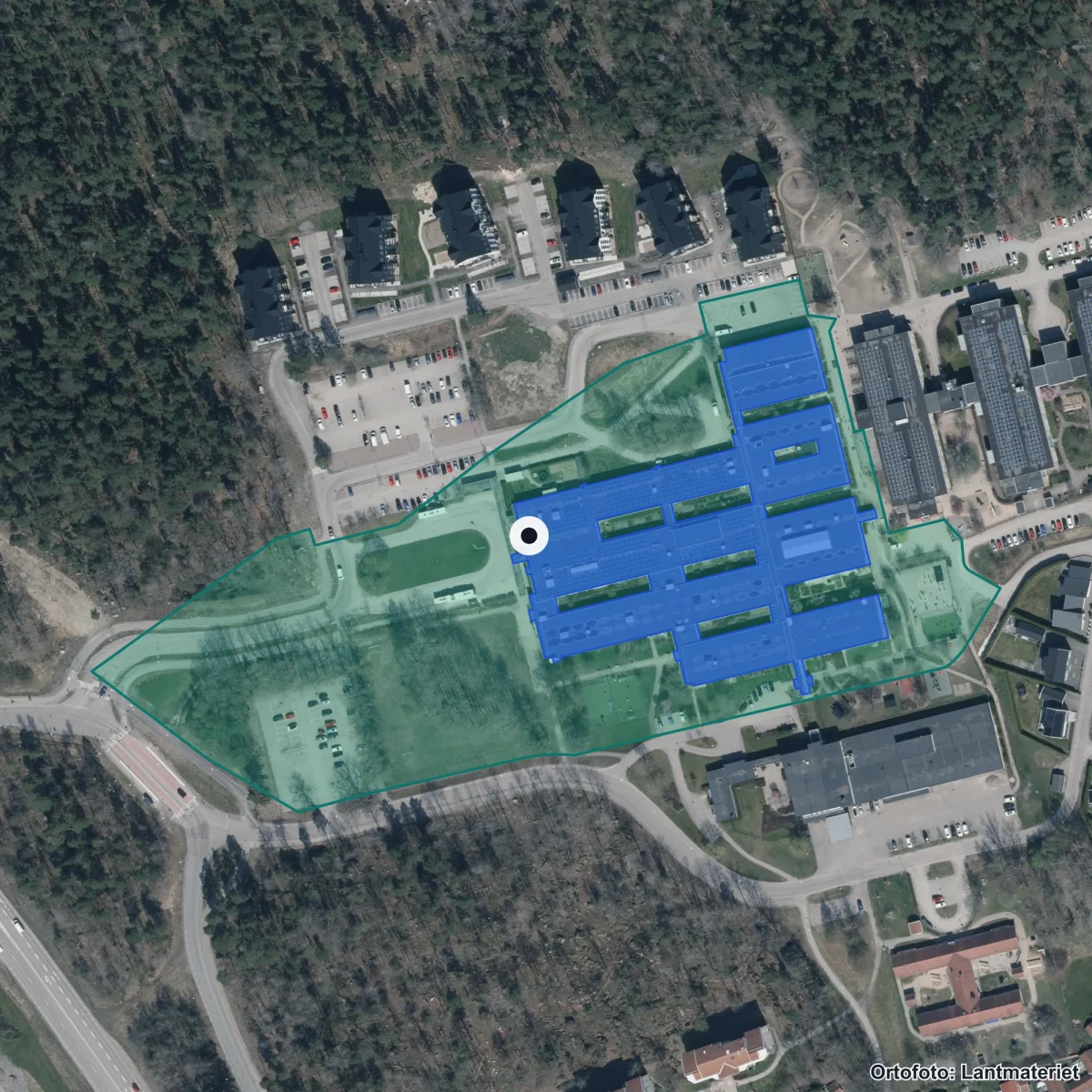 Flygbild över Internationella Engelska Skolan Västerås, ortofoto från Lantmäteriet