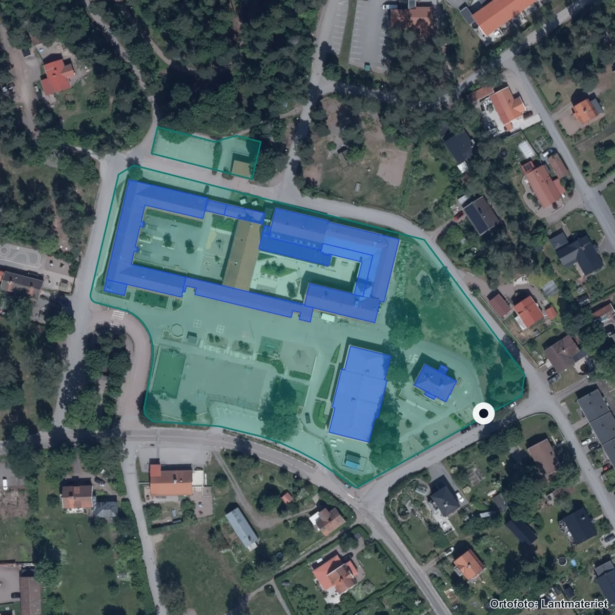 Flygbild över Björklinge skola, ortofoto från Lantmäteriet