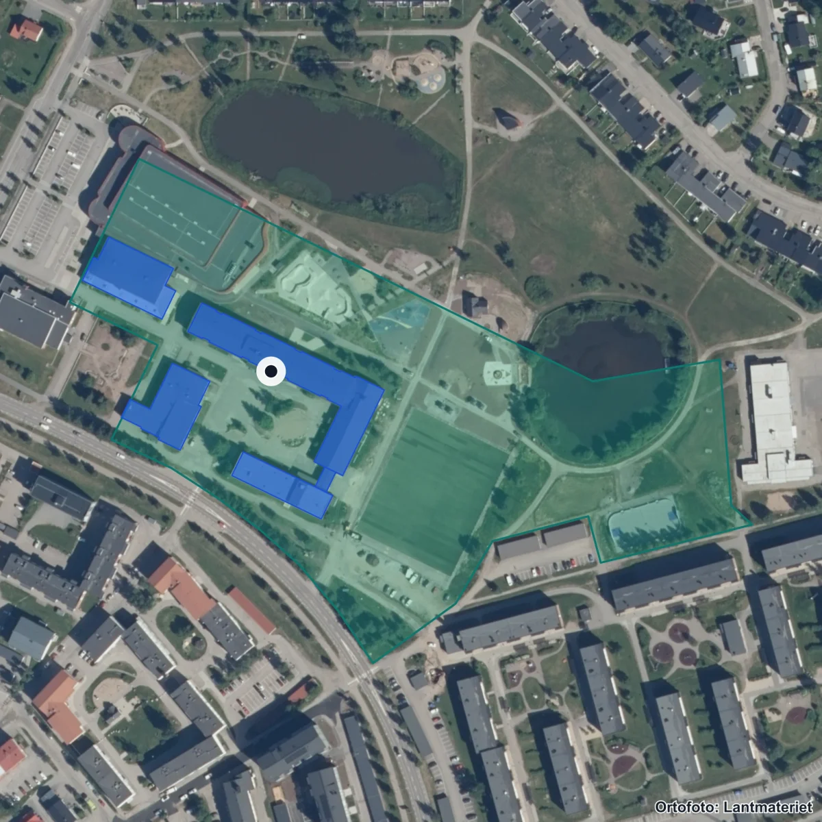 Flygbild över Sjöparksskolan, ortofoto från Lantmäteriet