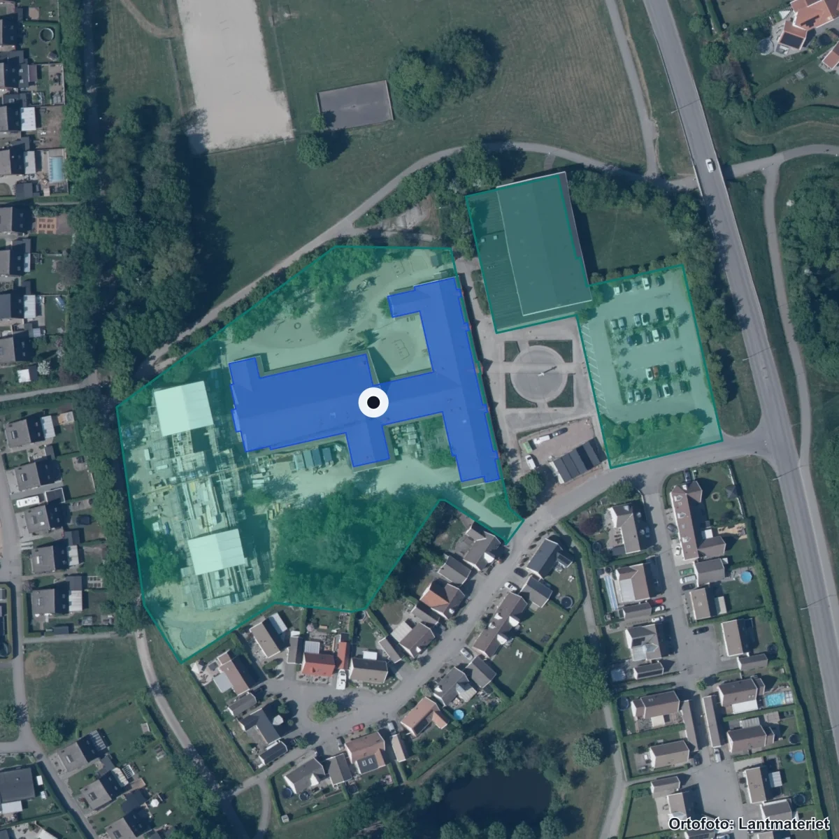 Flygbild över Roslättsskolan F-3, ortofoto från Lantmäteriet