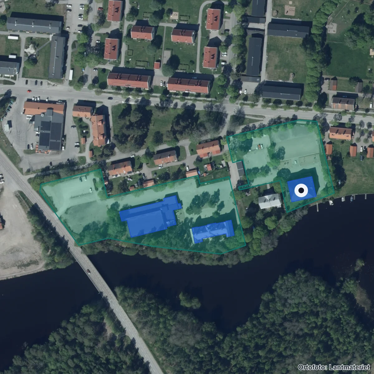 Flygbild över Forsbacka skola, ortofoto från Lantmäteriet