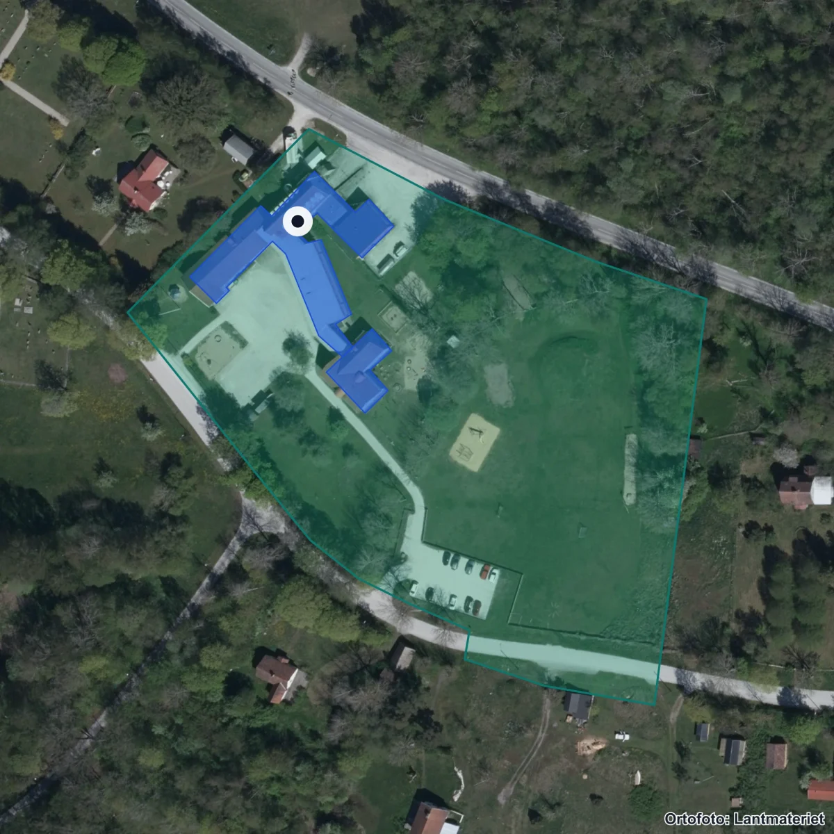 Flygbild över Kräklingbo skola, ortofoto från Lantmäteriet
