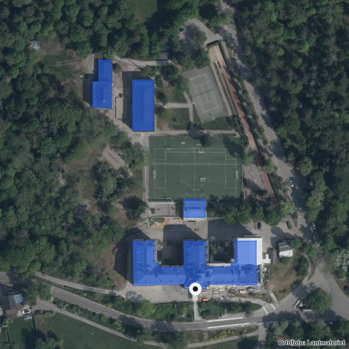 Flygbild över Campus Manilla Gymnasium, ortofoto från Lantmäteriet