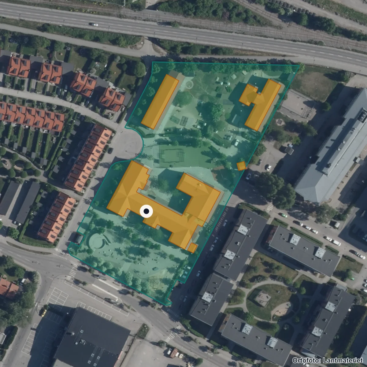 Flygbild över Solhemsängens skola, ortofoto från Lantmäteriet