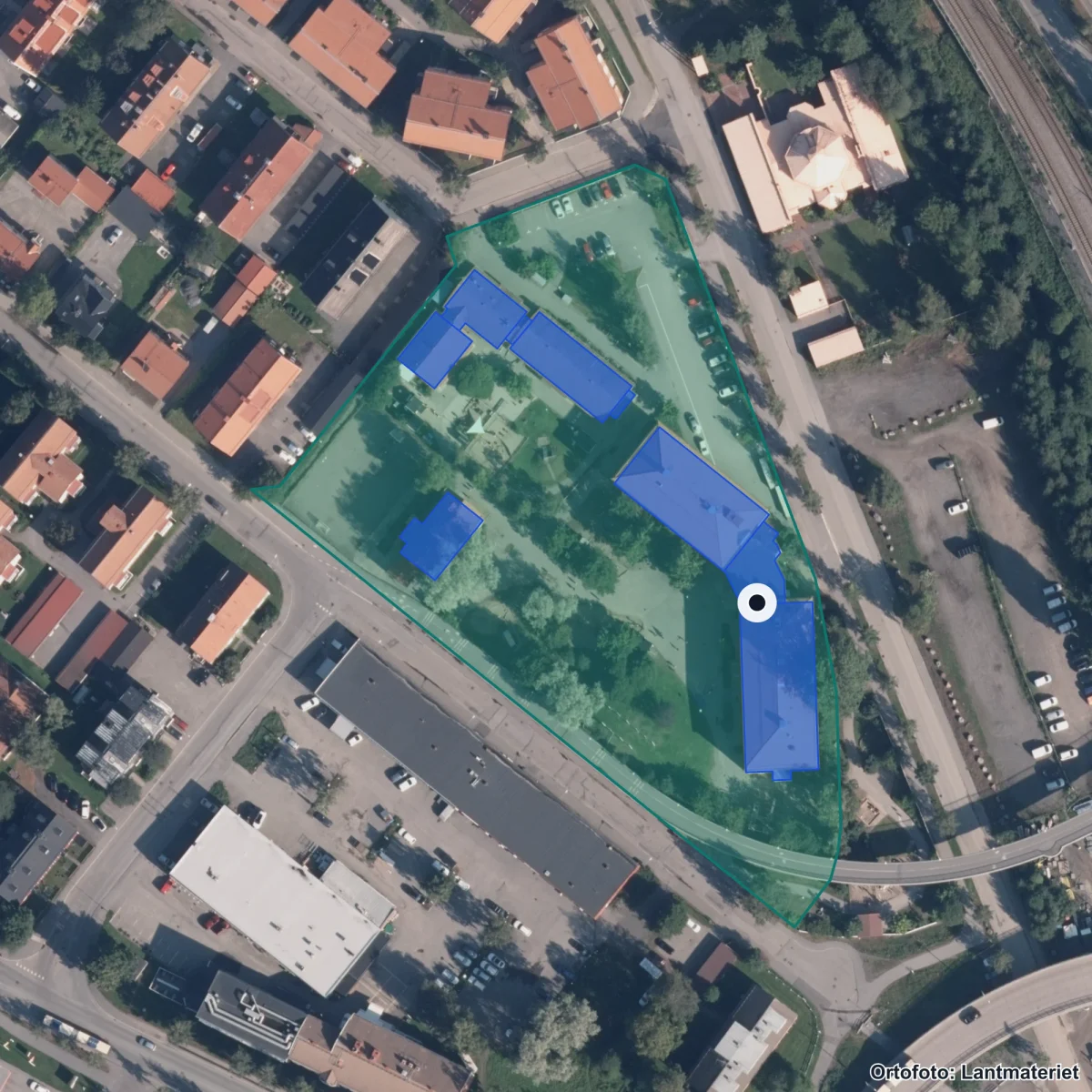 Flygbild över Östermalmsskolan, ortofoto från Lantmäteriet