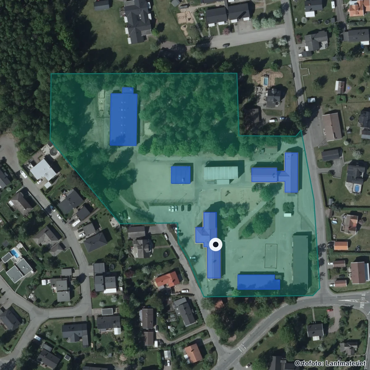 Flygbild över Frösve skola, ortofoto från Lantmäteriet
