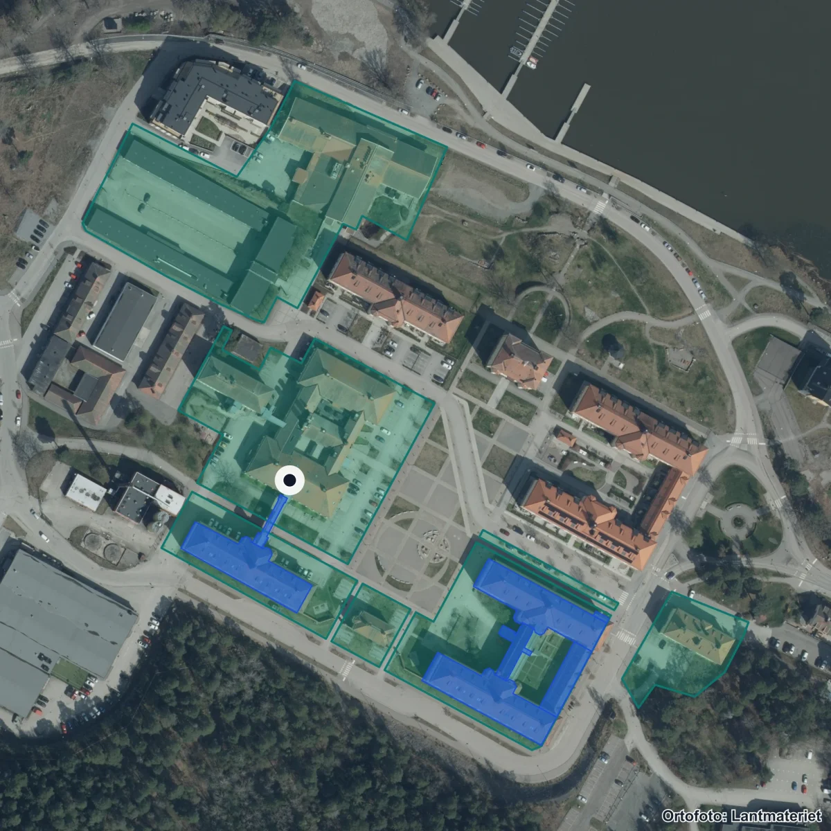 Flygbild över Resursskolan i Strängnäs, ortofoto från Lantmäteriet