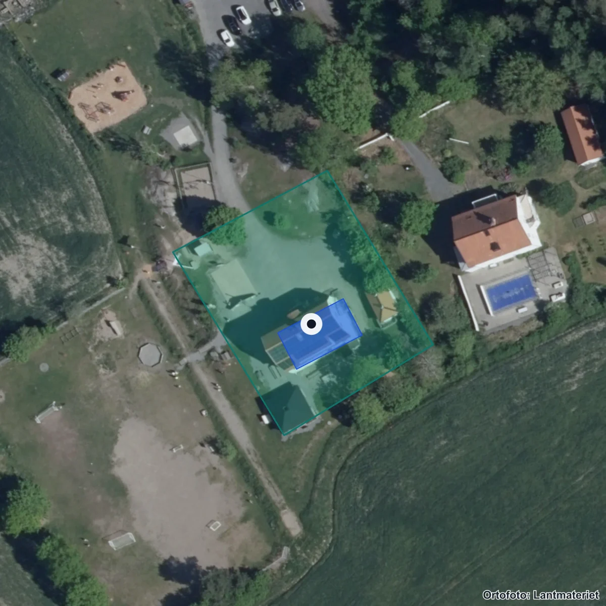 Flygbild över Tryserums friskola, ortofoto från Lantmäteriet