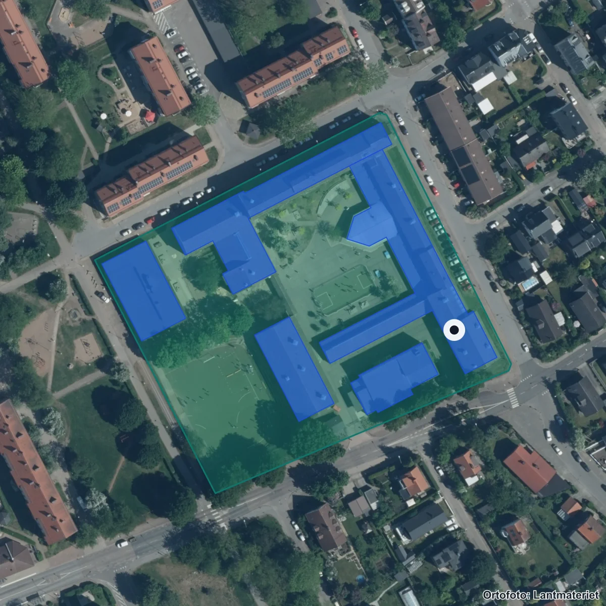 Flygbild över Wieselgrensskolan, ortofoto från Lantmäteriet