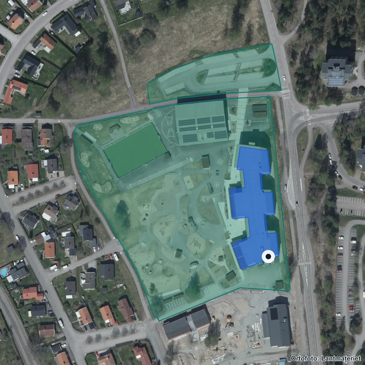 Flygbild över Färjestadsskolan, ortofoto från Lantmäteriet
