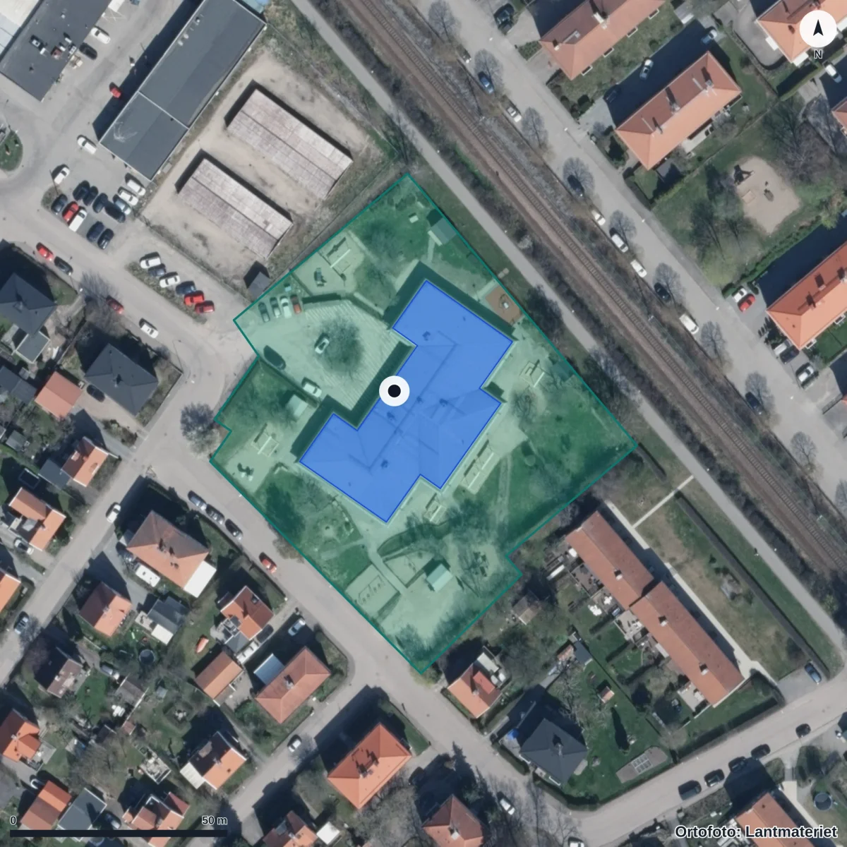 Flygbild över Anpassad grundskola Spiken, ortofoto från Lantmäteriet