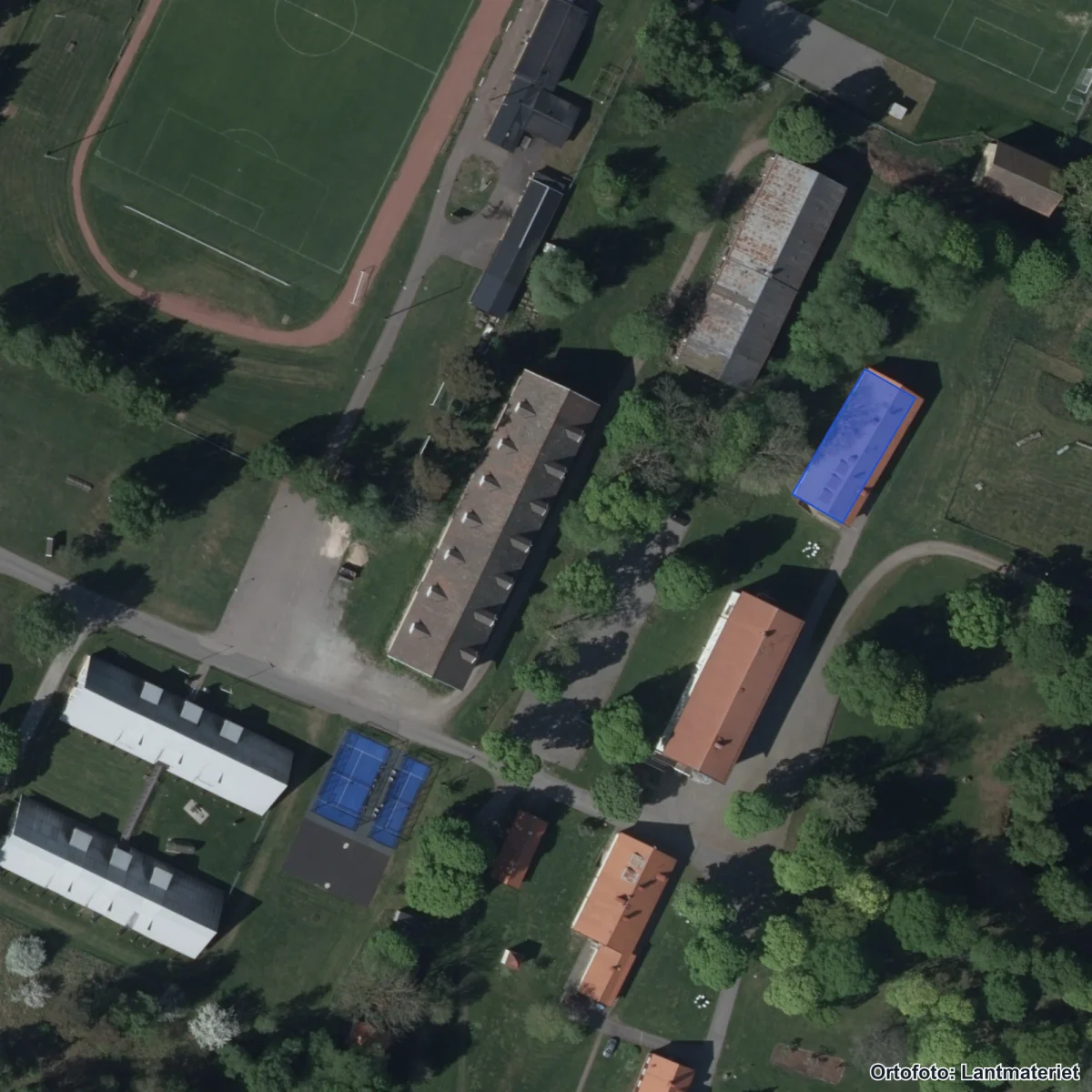 Flygbild över Valleskolan, ortofoto från Lantmäteriet