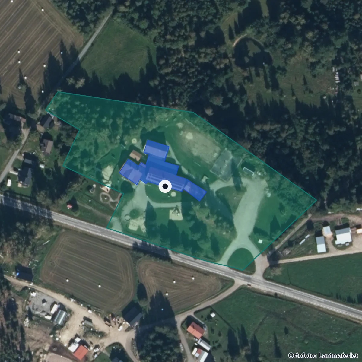 Flygbild över Båtbacken Friskola ek Förening, ortofoto från Lantmäteriet