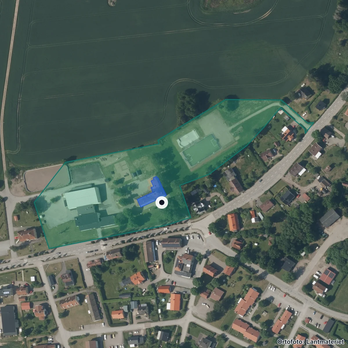Flygbild över Tjällmo skola, ortofoto från Lantmäteriet