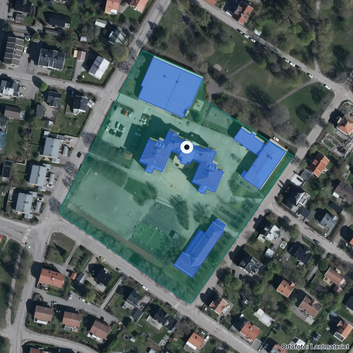 Flygbild över Höglundaskolan, ortofoto från Lantmäteriet