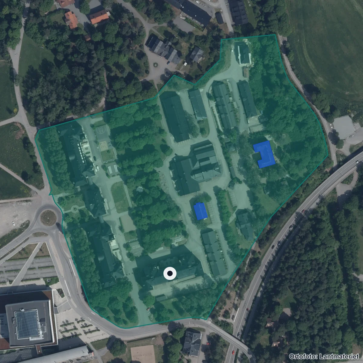 Flygbild över NTI Gymnasiet Uppsala, ortofoto från Lantmäteriet